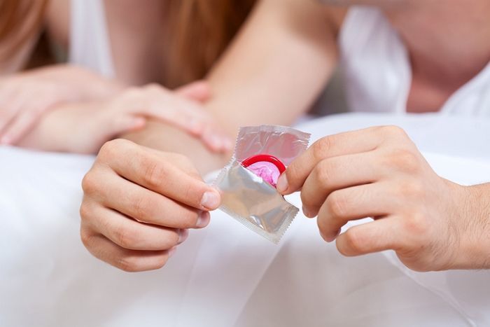 사용한 콘돔 창문 밖으로 던지는 민폐 커플...아파트 엘리베이터에 붙은 민망한 안내문