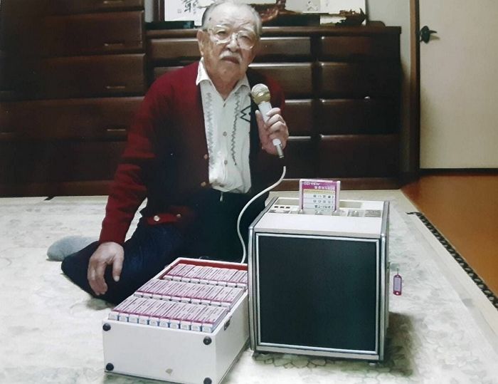 세계 최초로 ‘노래방 기계’ 탄생시킨 발명가 별세...향년 100세