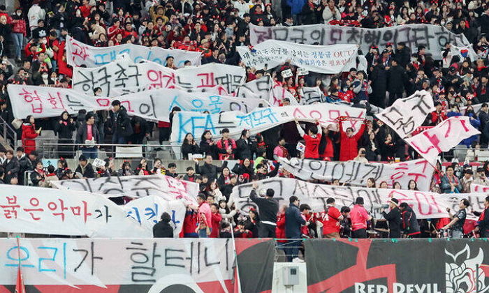 “정몽규 나가!”...관중석 난입해 분노한 축구 팬 현수막 강제로 빼앗은 경호원들 (영상)