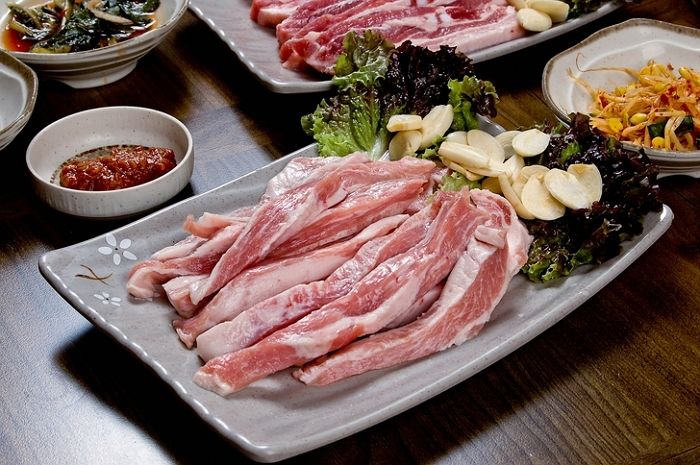 항정살 추가 주문하더니...구우려고 불판 옆에 둔 고기 배부르다며 반품 요구한 일가족