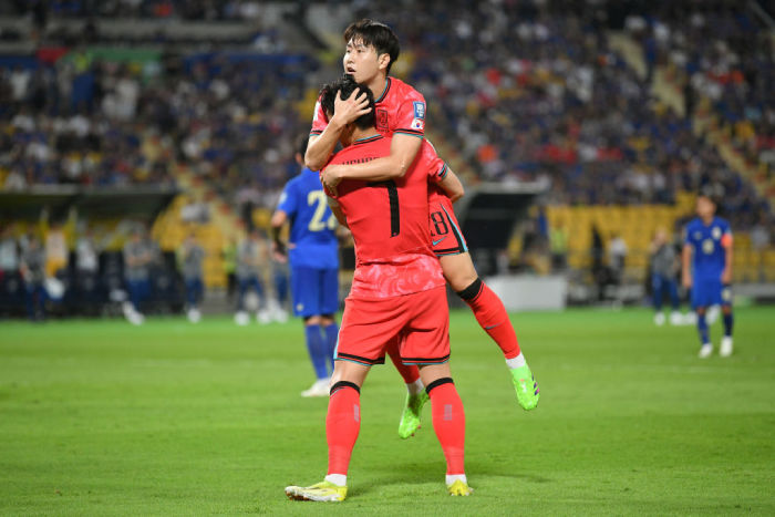 이강인 패스 받은 손흥민, 추가골 넣고 ‘포옹’...한국, 2-0으로 태국 리드