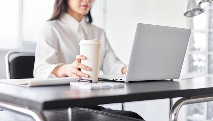 계약직 여교사가 잠깐 자리 비운 사이, 텀블러에 몰래 ‘체액 테러’한 남고생