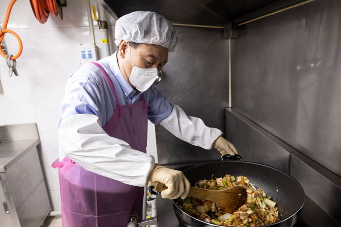 윤석열 대통령, 직접 끓인 돼지고기 김치찌개로 명동성당 무료 급식 봉사 (사진)