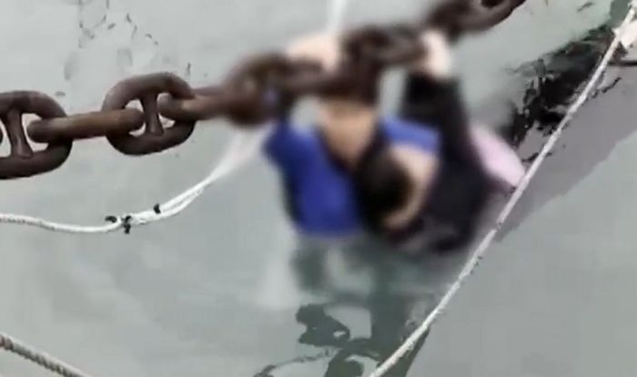 우울증 앓는 여고생 ‘극단적 선택’하려고 여수 앞바다 뛰어들자 몸날려 구조한 공무원 (영상)
