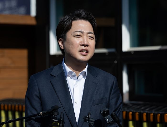 화성을 출마한 이준석 “민주당 공영운, 아들 전역 선물로 30억 건물 증여...투기 의심”