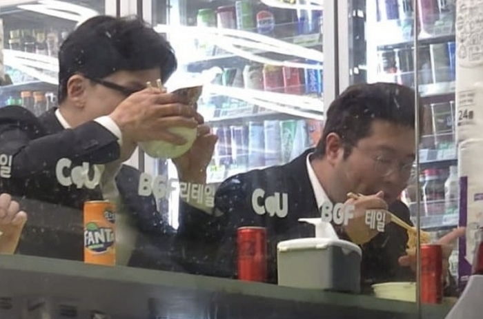 편의점에서 컵라면으로 끼니 때우는 한동훈 목격담에 시민들이 보인 반응