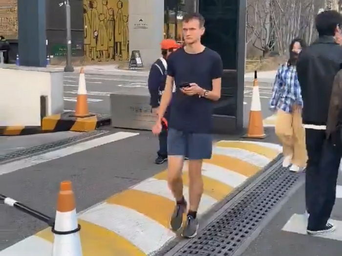 ‘재산 4조’ 이더리움 창립자, 반바지 차림으로 한국 놀러와 ‘판교’에서 포착돼