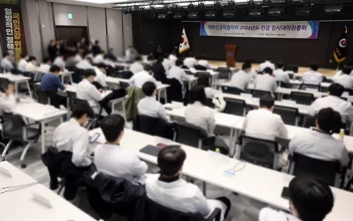 대한전공의협의회 박단 회장과 각 병원 전공의 대표 및 대의원들이 20일 낮 서울 용산구 대한의사협회 대강당에서 2024년도 긴급 임시대의원총회를 하고 있다 / 뉴스1