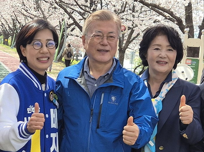 文 전 대통령 민주당 선거운동 지원...“내 70 평생, 이렇게 못하는 정부는 처음봐”