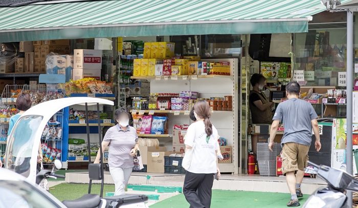 “동네마트서 ‘롯데카드’ 안 받아요”...가맹 계약 해지 나섰다