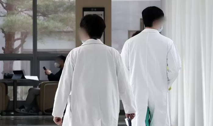 지난 14일 서울의 한 대형 종합병원에서 의료진이 발걸음을 옮기고 있다 / 뉴스1