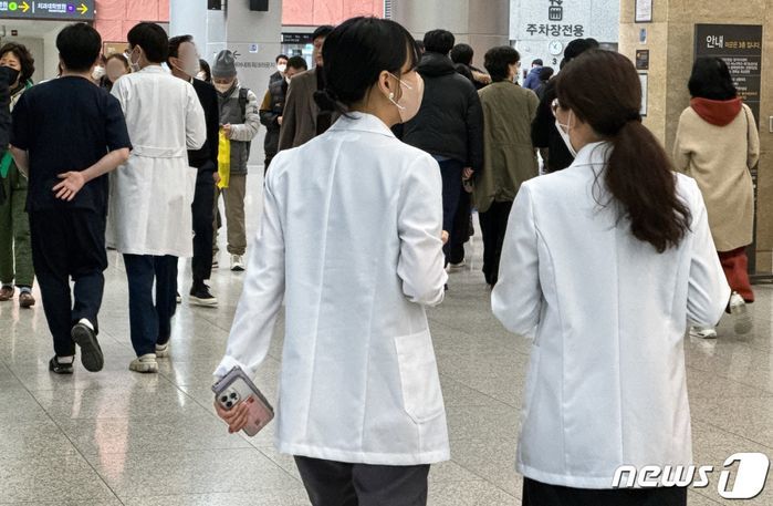 전공의들 “병원을 떠난 거지, 환자 곁을 떠난 건 아니야”