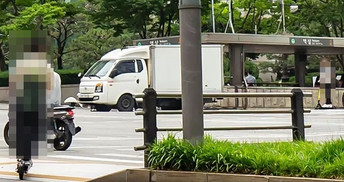 전동킥보드 타던 40대 남성 주차된 화물차 들이받고 숨져