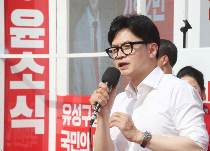 “한동훈 개XX야” 대전 유세장서 상욕 들은 한동훈...경찰이 시민 말리자 ‘입틀막’ 제지해