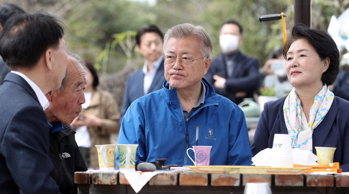 폭풍 선거운동 중인 문재인 “눈 떠보니 후진국...”