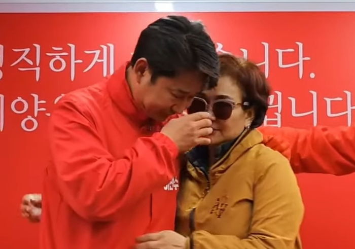 “가족들 너무 힘들어해”...선거 유세 중 엄마 만나고 ‘왈칵’ 눈물 쏟은 이천수