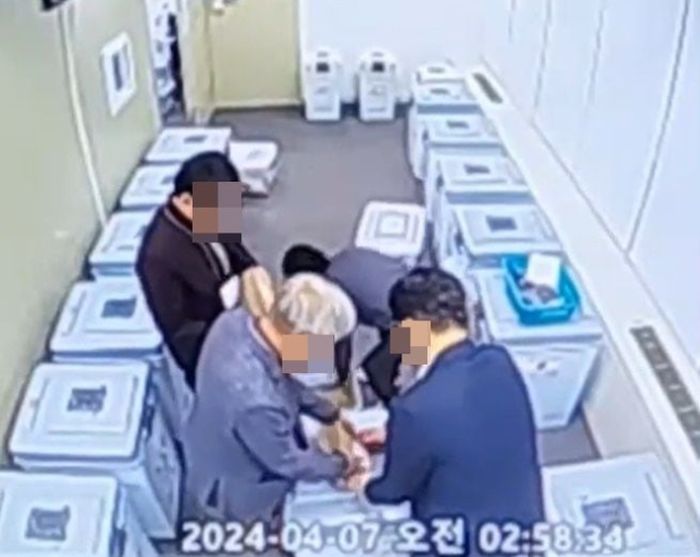 “왜 새벽에 투표함 안에 투표지 넣냐”...부정선거 항의하는 시민에 선관위가 밝힌 입장