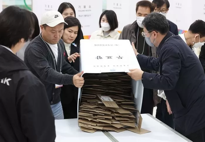 제22대 국회의원 총선거 사전투표가 끝난 6일 오후 서울 서초구 내곡열린문화센터에 마련된 사전투표소에서 관계자들이 관외 투표용지가 들어있는 투표함을 개봉하고 있다. / 뉴스1 