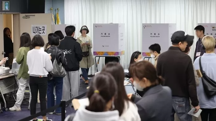 제22대 국회의원 총선거 사전투표 둘째 날이자 마지막 날인 6일 오후 서울 송파구 잠실2동주민센터에 마련된 사전투표소에서 유권자들이 투표를 하기 위해 기다리고 있다. / 뉴스1 