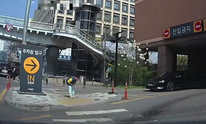 횡단보도 앞에서 먼저 가라고 멈춰준 차주에게 ‘꾸벅’ 배꼽인사한 꼬마 (영상)