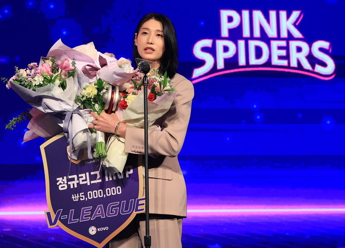 ‘배구 제왕’ 김연경, 체력 부담에도 응원해주는 팬들 위해 은퇴 미루고 1년 더 뛴다