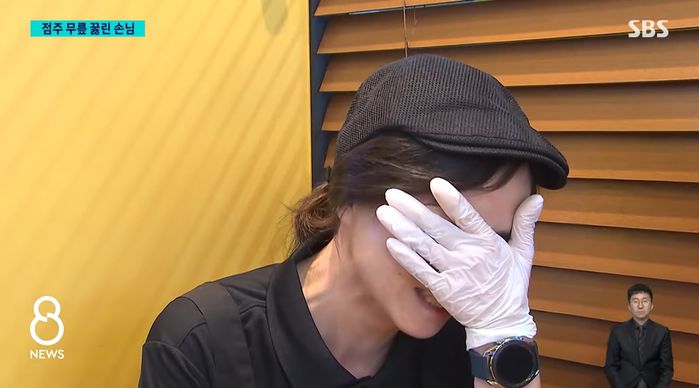 “배달 음료에 빨대를 빼먹어?”...카페 찾아와 사장 무릎 꿇린 여성 (영상)