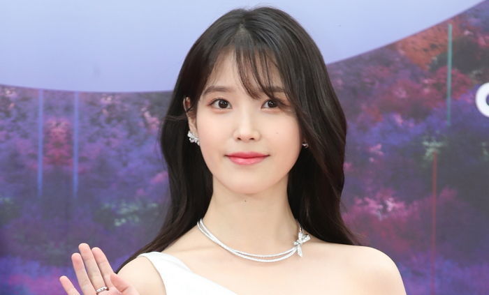 아이유 소속사, ‘콘서트 티켓 검열’ 논란 터지자 아이유에게 사과...팬들 “대체 왜?”