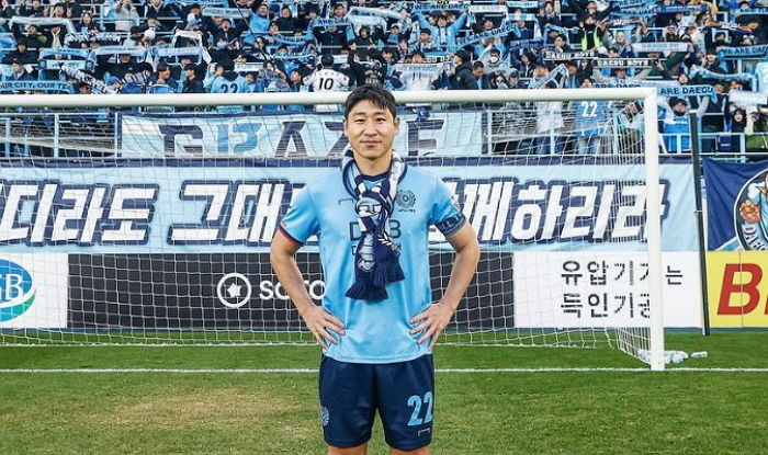 “화환 대신 아이들 풋살화 부탁드려요”...축구 아카데미 개업하며 기부 프로젝트 여는 이근호