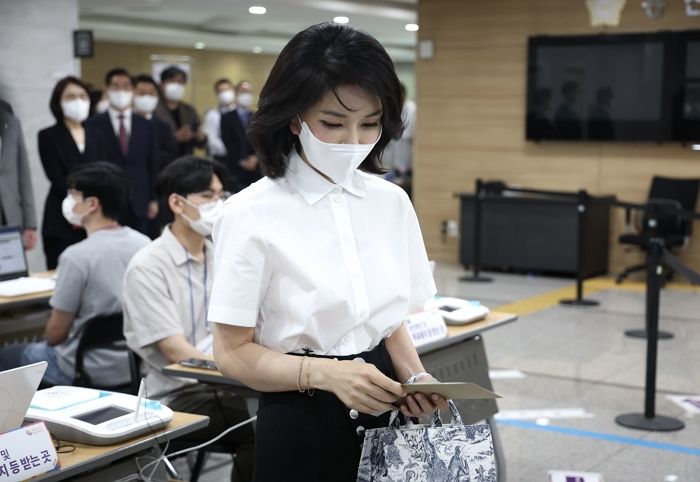 김건희 여사, 지난 5일 용산 관저 인근서 비공개 사전투표 마쳤다