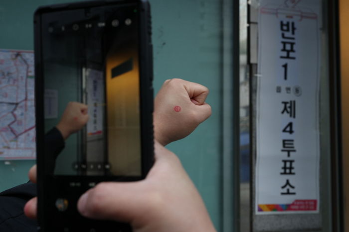 “이제 손등 인증샷 찍으면 아재”...MZ세대들이 투표 인증하는 방법