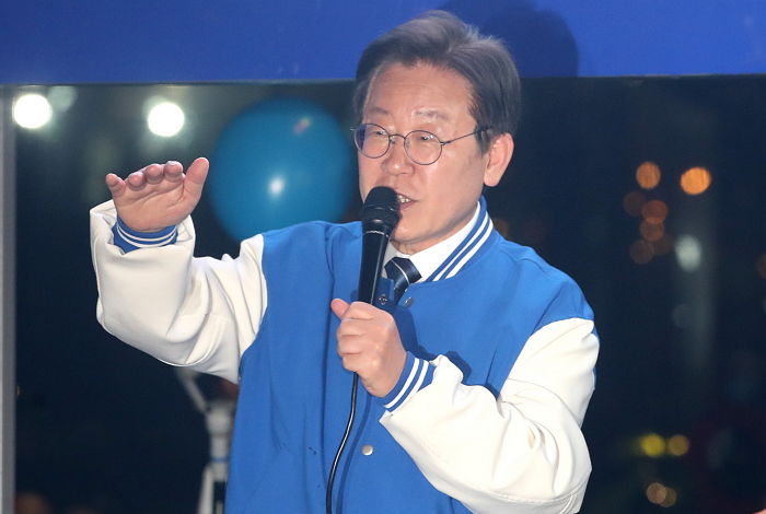 이재명, 민주 압승 예측되자 ‘90도 폴더인사’...“고맙습니다”