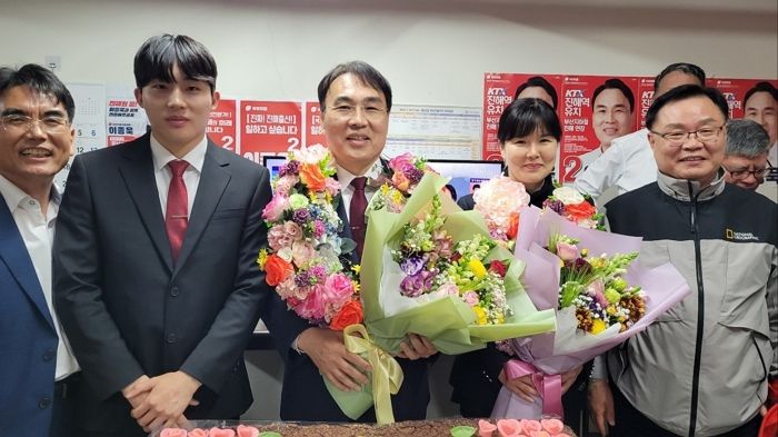 밤새 엎치락뒤치락 한 끝에 불과 497표 차이로 희비 갈린 ‘초접전’ 지역