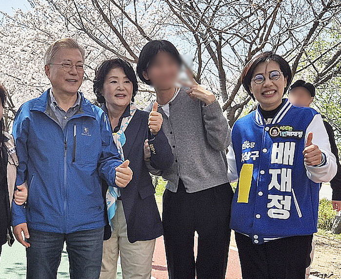 사상 최초 ‘야당 과반’ 민주당...文 전 대통령에겐 ‘아쉬운 결과’ 나왔다