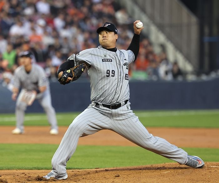 류현진, ‘왕의 귀환’ 알렸다...6이닝 8K 무실점 완벽투로 4216일만에 KBO ‘복귀승’