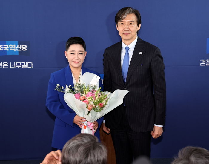 “박근혜 만세” 외치다 조국당 비례후보 당선된 가수 리아...과거 해명