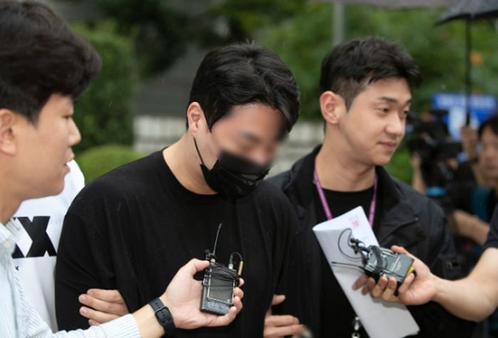 ‘압구정 롤스로이스’ 사건 피해자 아버지 앞에 무릎 꿇은 가해자 아버지