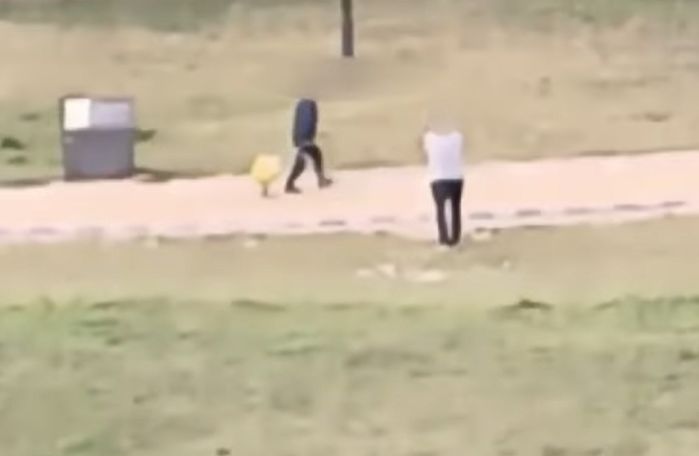 국가 문화재 위에서 공 놓고 ‘골프 스윙’ 연습하는 60대 남성 (영상)