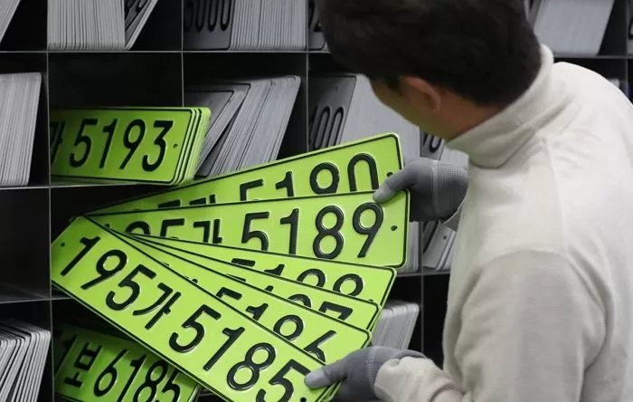번호판제작소에서 직원이 법인 승용차용 연두색 번호판을 정리하고 있다 / 뉴스1