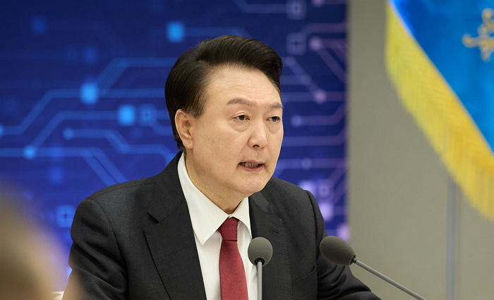 “尹 지지율, 10.8%p 폭락한 26.3%...지난해 10월 이후 최저”
