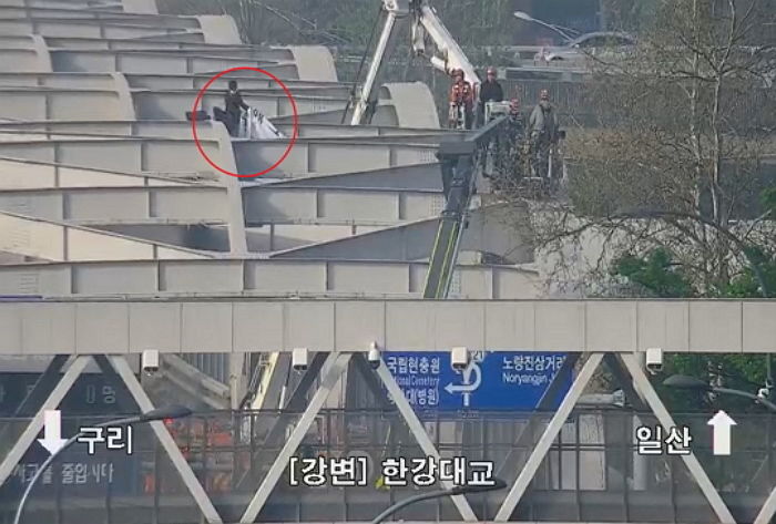 한강대교서 남성 투신소동...2시간 이상 안 내려와 출근길 대란