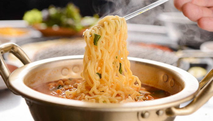 “라면에서 면 빼면 3000원 추가”...속재료 빼면 추가금 받는 김밥집, 이번엔 라면 논란