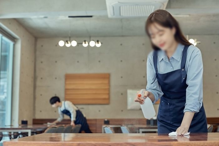 테이블 치우던 종업원이 부대찌개 쏟아 바지에 얼룩 생겨...보상 요구하자 “왜 미리 앉냐” 투덜