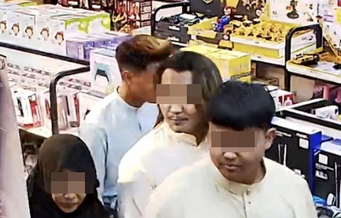 아이들에게 절도 기술 가르치는 부모...일가족 5명, 7초만에 게임기 매장 털었다