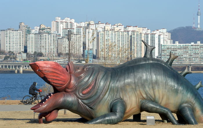 박원순 시장 때 혈세 ‘2억’ 들여 만든 ‘한강 괴물’ 조형물...흉물 지적에 결국 철거