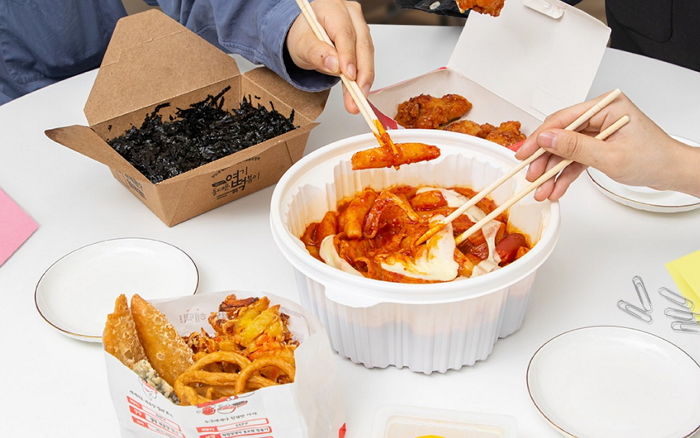 “치킨값은 줄줄이 올랐는데...” 엽떡, 12년 동안 가격 동결하고도 매출 ‘1천억’ 돌파