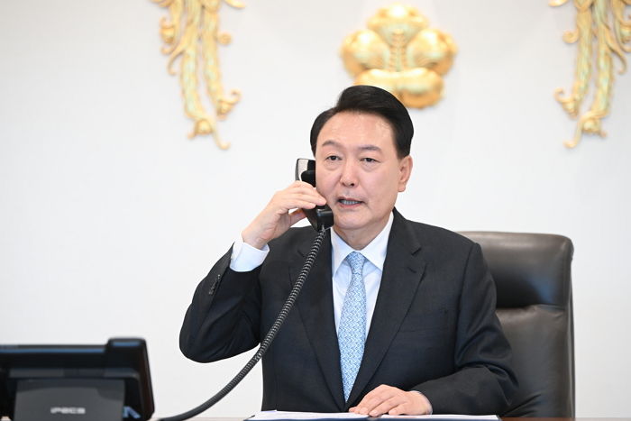 윤석열 대통령-이재명 대표 전화통화...尹 “다음주 용산에서 만나자”