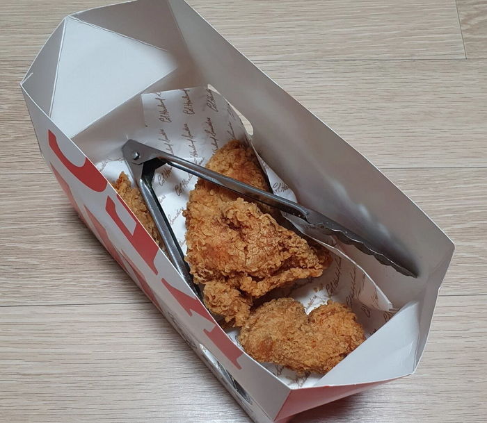 KFC서 치킨 포장하다가 상자 안에 집게까지 넣은 초보 알바생