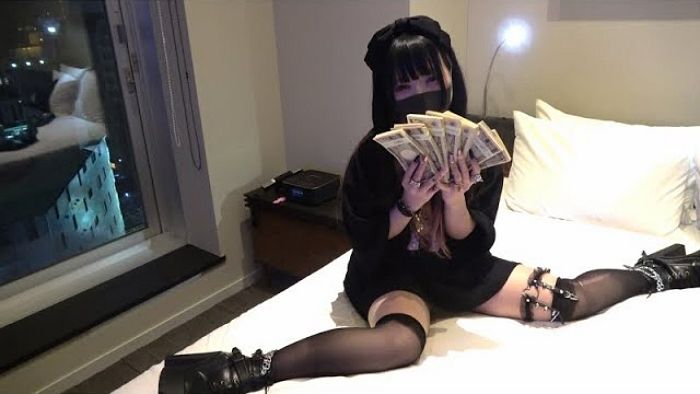 원조교제로 14억 번 98년생 여성...전재산 호스트바에 다 갖다바친 후의 근황