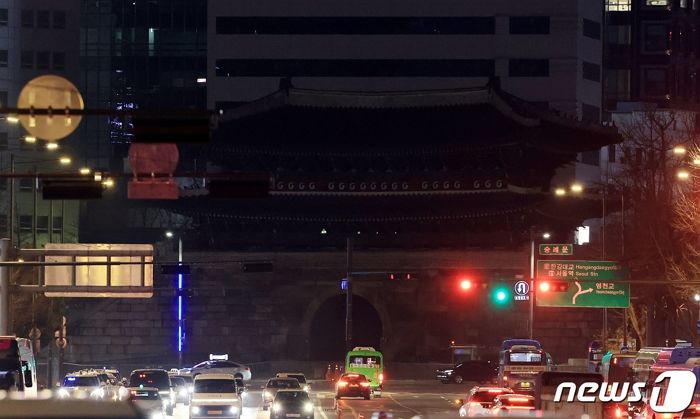 “길가다 놀라지 마세요”...오늘 오후 8시, 주요 건물 10분간 불 꺼진다