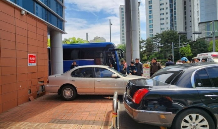 90대 운전자, 후진으로 ‘브레이크 대신 액셀’...행인들 덮쳐 1명 사망